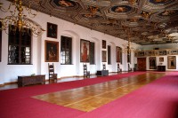 /album/fotogalerie-statni-zamek-telc-klenot-renesancni-architektury/trasa-a-nejhonosnejsi-mistnosti-teto-prohlidkove-trasy-je-zlaty-sal-s-kazetovym-vyrezavanym-stropem-jpg1/